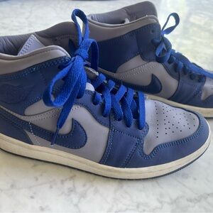 NIKE women’s AIR JORDAN 1 MID ‘Blue/Grey’